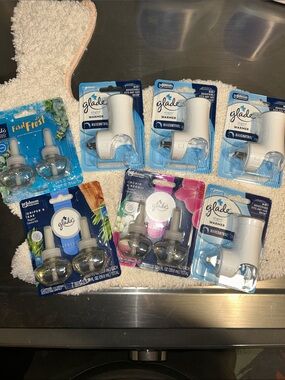 Glade plug in warmer (x4) and scented oils 2 packs (x3)